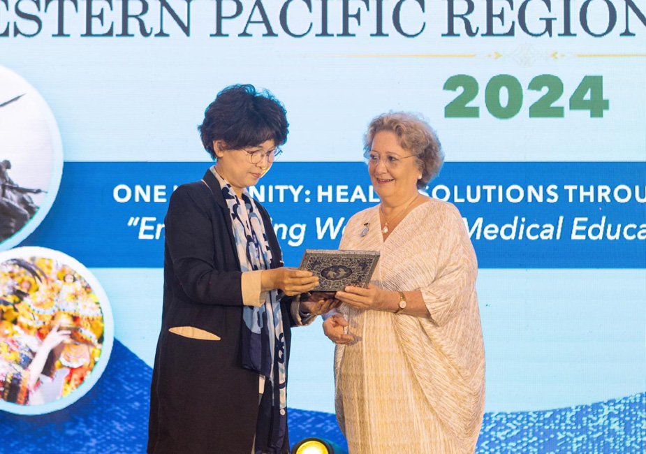 Professor Gabrielle Casper was conferred the Korean Medical Women's Association Kyung Ah Park Award for service to the region