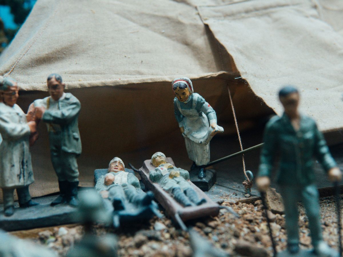 Models of medical women tending to wounded people